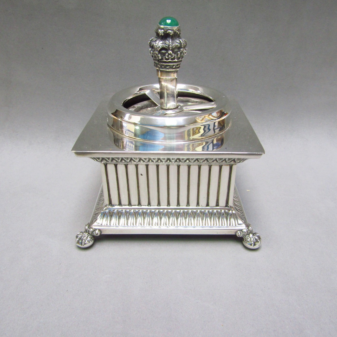 Conjunto de Encendedor y cenicero de mesa en Plata de Ley. España, siglo XX. Conjunto de Encendedor y cenicero de mesa en Plata de Ley. España, siglo XX.