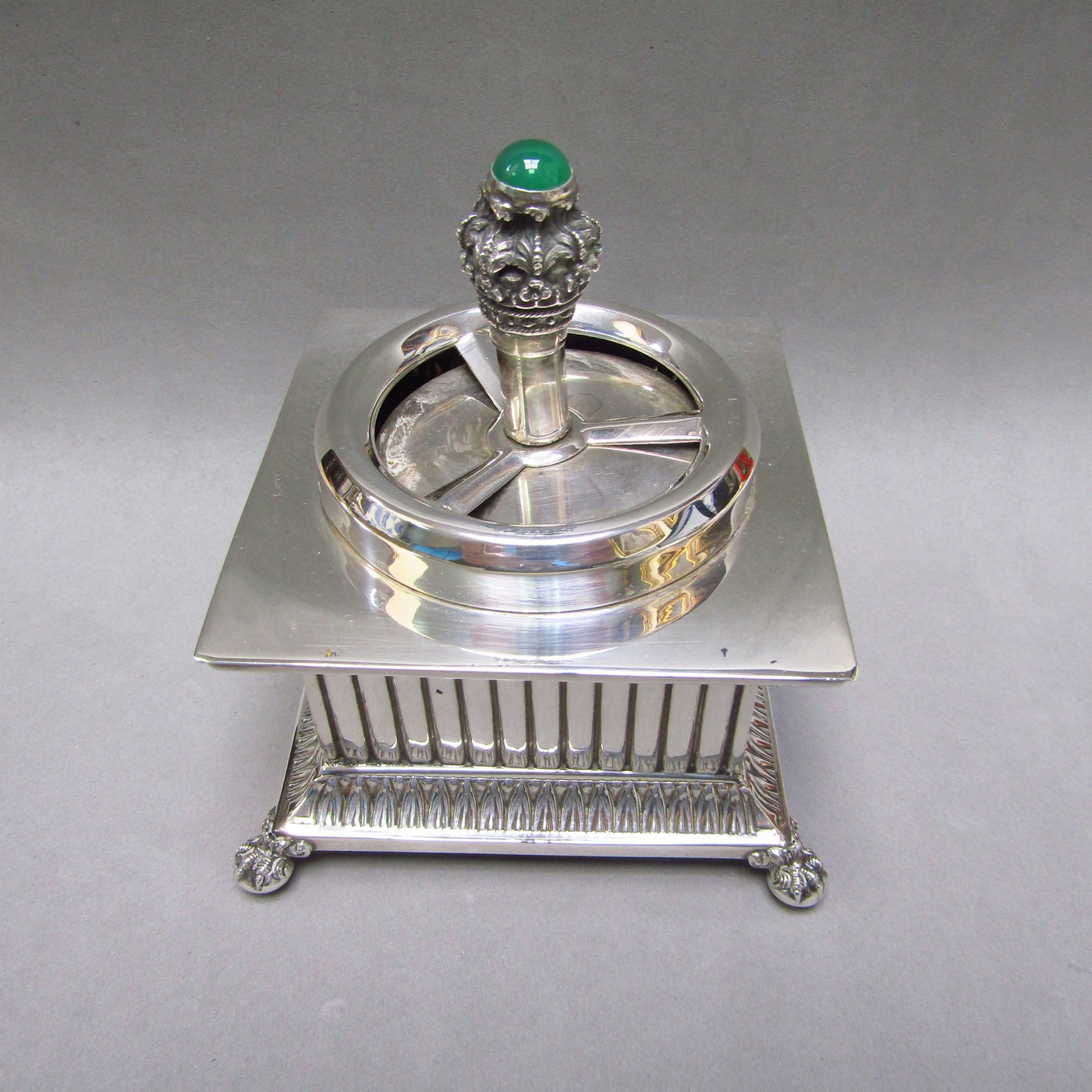Conjunto de Encendedor y cenicero de mesa en Plata de Ley. España, siglo XX. Conjunto de Encendedor y cenicero de mesa en Plata de Ley. España, siglo XX.