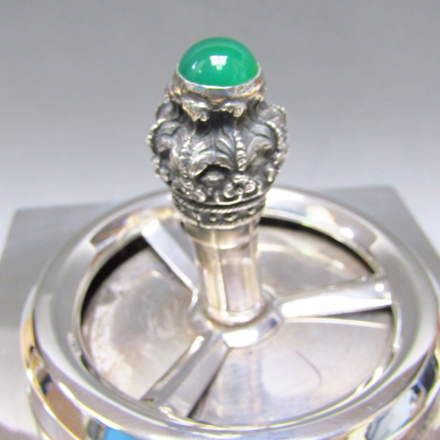 Conjunto de Encendedor y cenicero de mesa en Plata de Ley. España, siglo XX. Conjunto de Encendedor y cenicero de mesa en Plata de Ley. España, siglo XX.