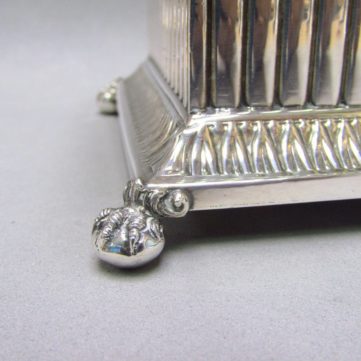 Conjunto de Encendedor y cenicero de mesa en Plata de Ley. España, siglo XX. Conjunto de Encendedor y cenicero de mesa en Plata de Ley. España, siglo XX.