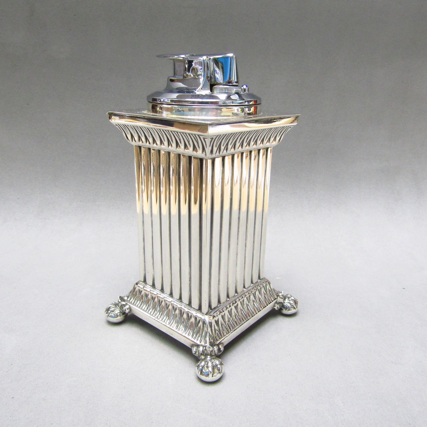 Conjunto de Encendedor y cenicero de mesa en Plata de Ley. España, siglo XX. Conjunto de Encendedor y cenicero de mesa en Plata de Ley. España, siglo XX.