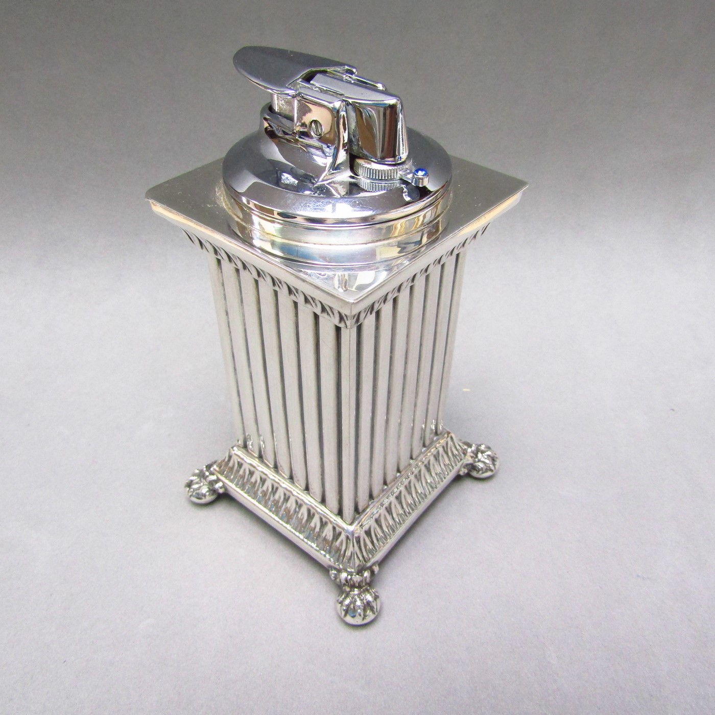 Conjunto de Encendedor y cenicero de mesa en Plata de Ley. España, siglo XX. Conjunto de Encendedor y cenicero de mesa en Plata de Ley. España, siglo XX.