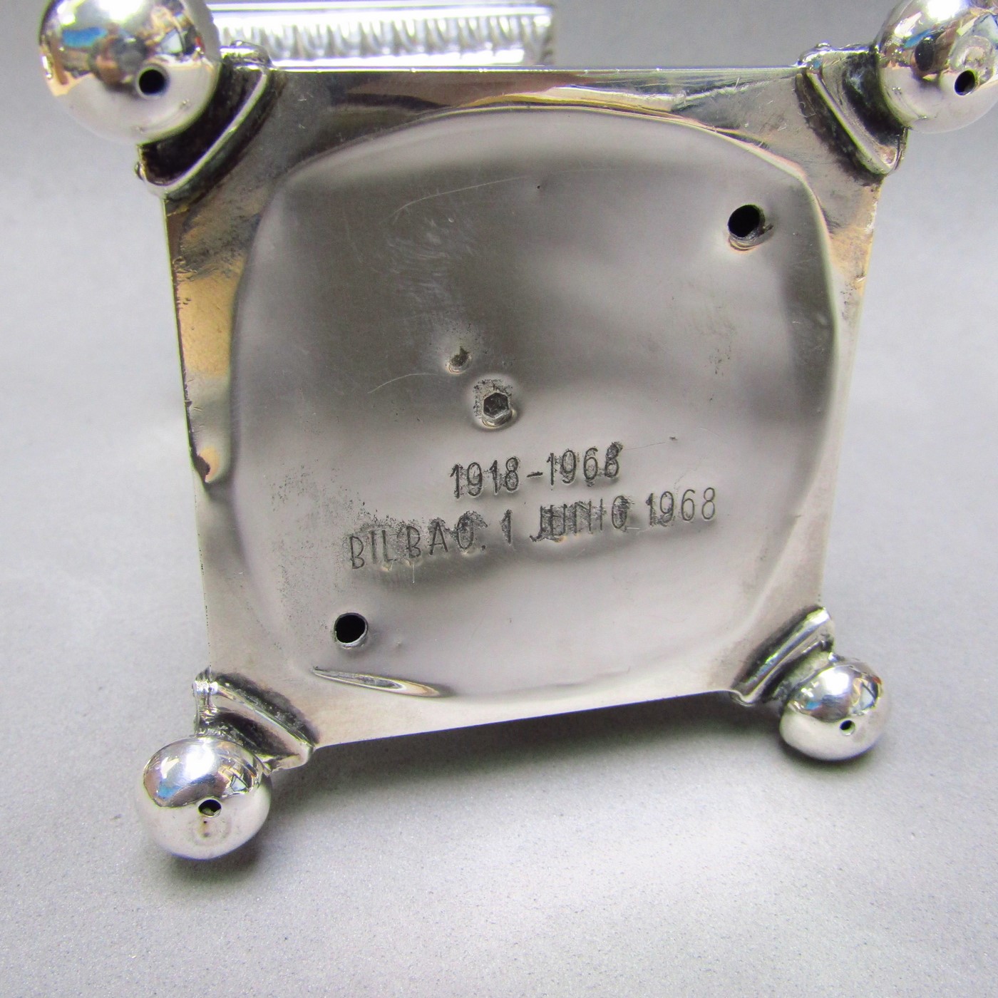 Conjunto de Encendedor y cenicero de mesa en Plata de Ley. España, siglo XX. Conjunto de Encendedor y cenicero de mesa en Plata de Ley. España, siglo XX.