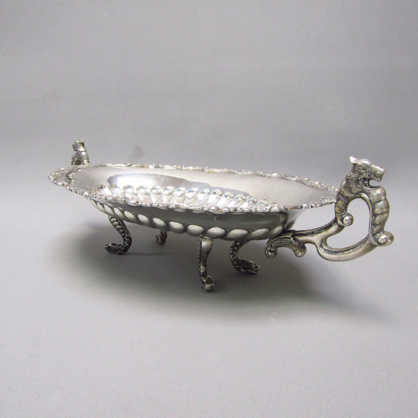 Centro de Mesa Oval en Plata de Ley. España, siglo XX. Centro de Mesa Oval en Plata de Ley. España, siglo XX.