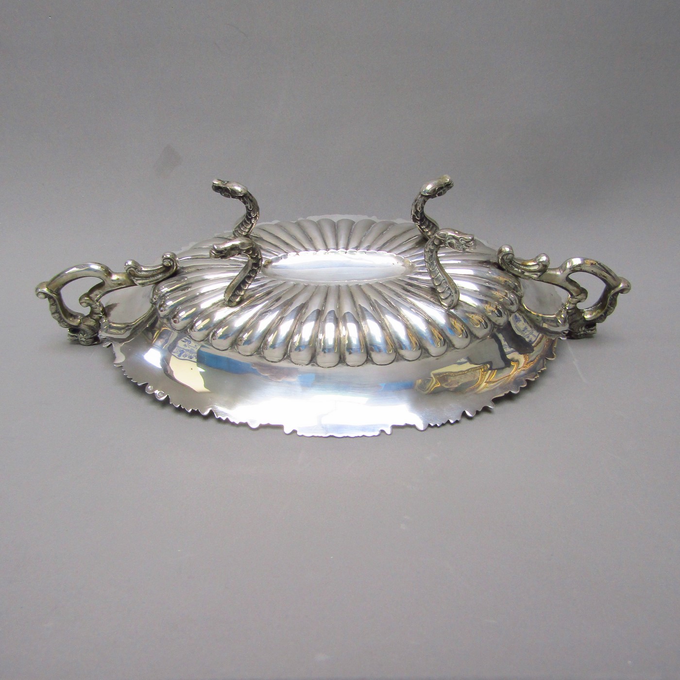 Centro de Mesa Oval en Plata de Ley. España, siglo XX. Centro de Mesa Oval en Plata de Ley. España, siglo XX.