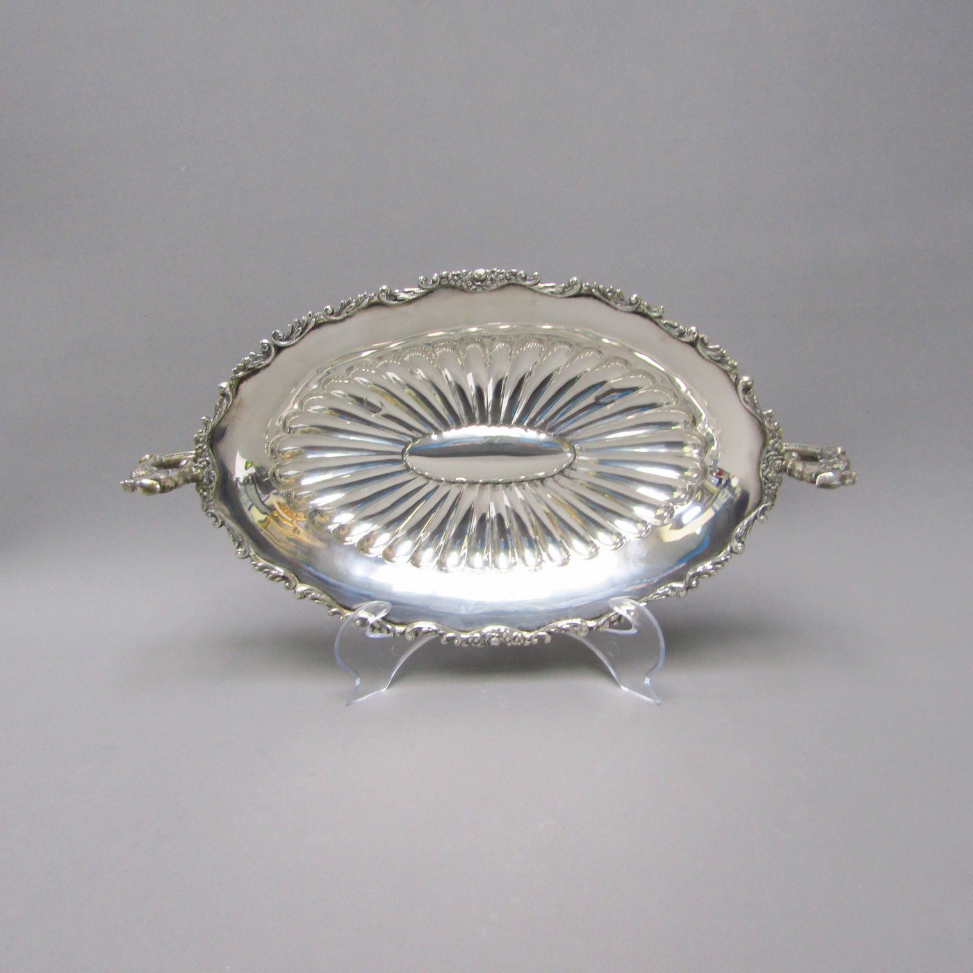 Centro de Mesa Oval en Plata de Ley. España, siglo XX. Centro de Mesa Oval en Plata de Ley. España, siglo XX.