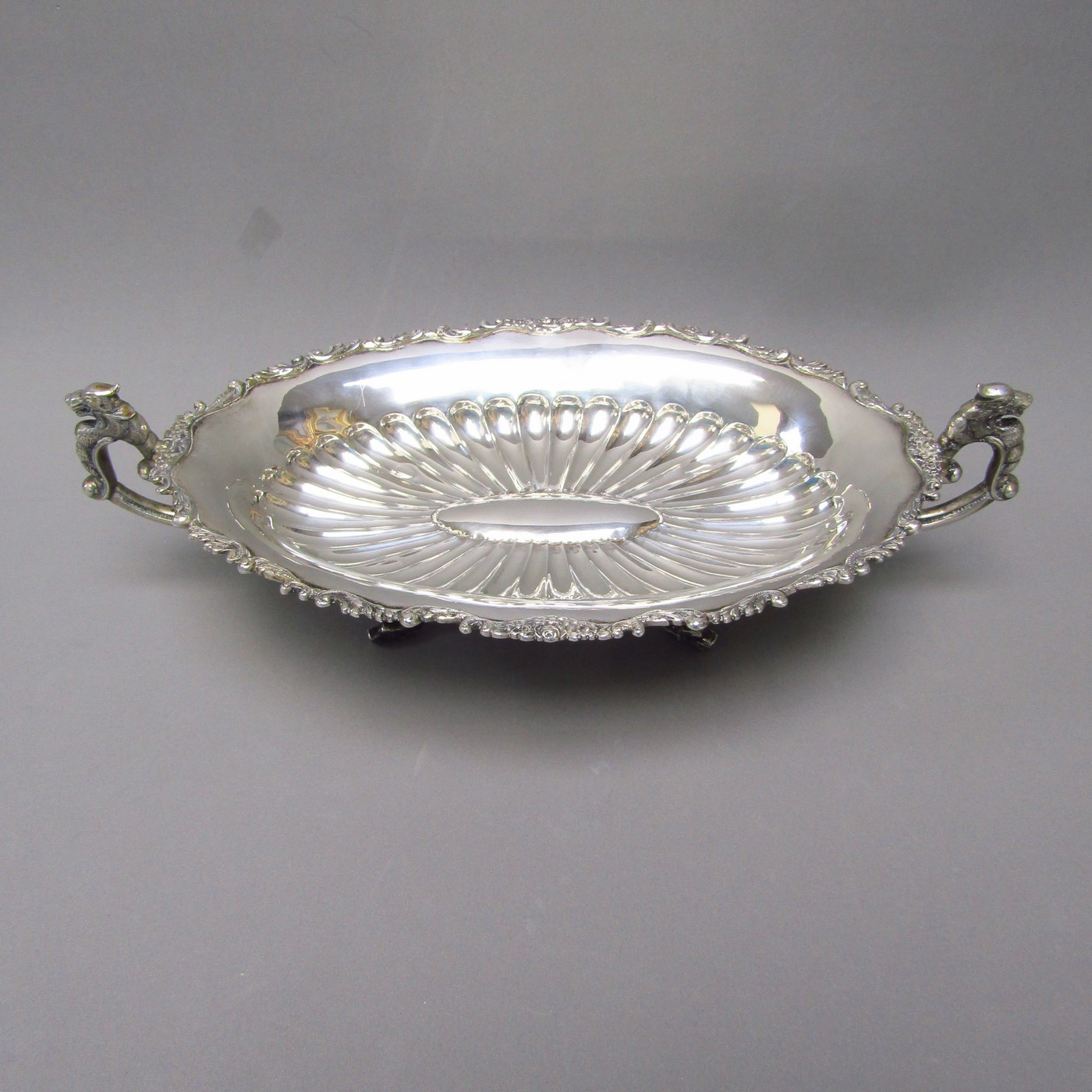 Centro de Mesa Oval en Plata de Ley. España, siglo XX. Centro de Mesa Oval en Plata de Ley. España, siglo XX.