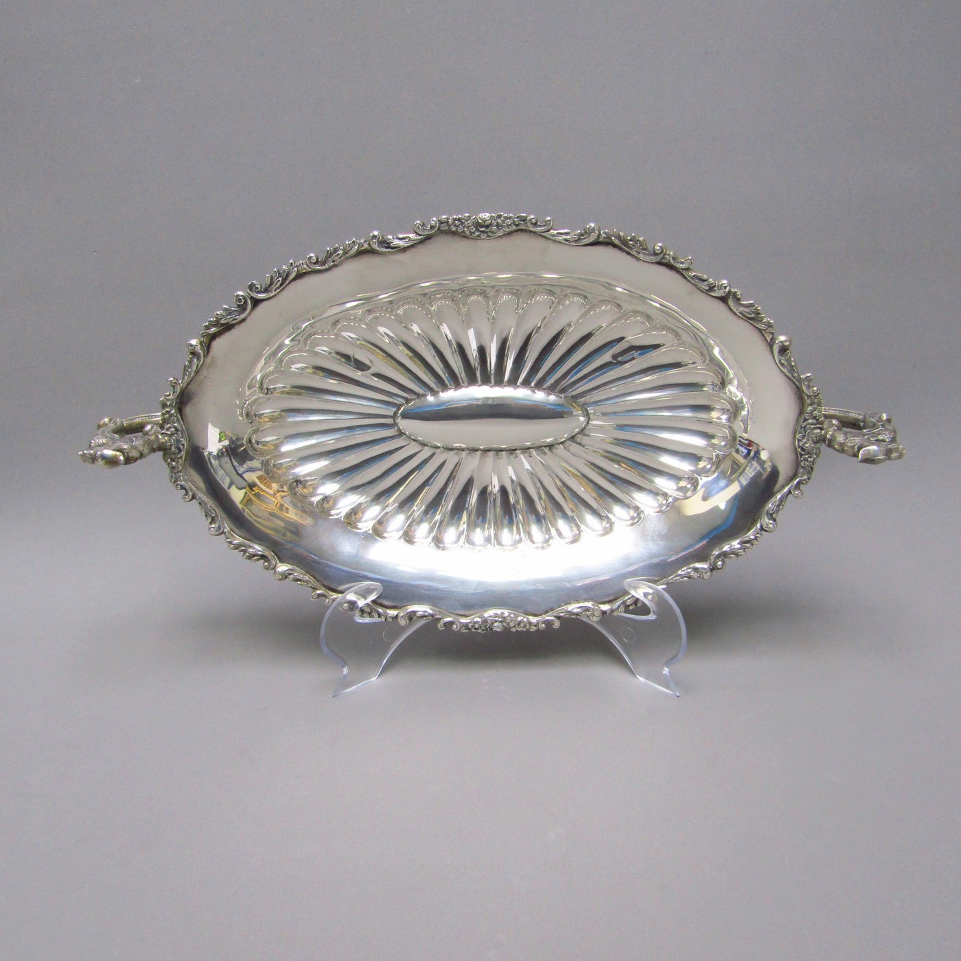 Centro de Mesa Oval en Plata de Ley. España, siglo XX. Centro de Mesa Oval en Plata de Ley. España, siglo XX.
