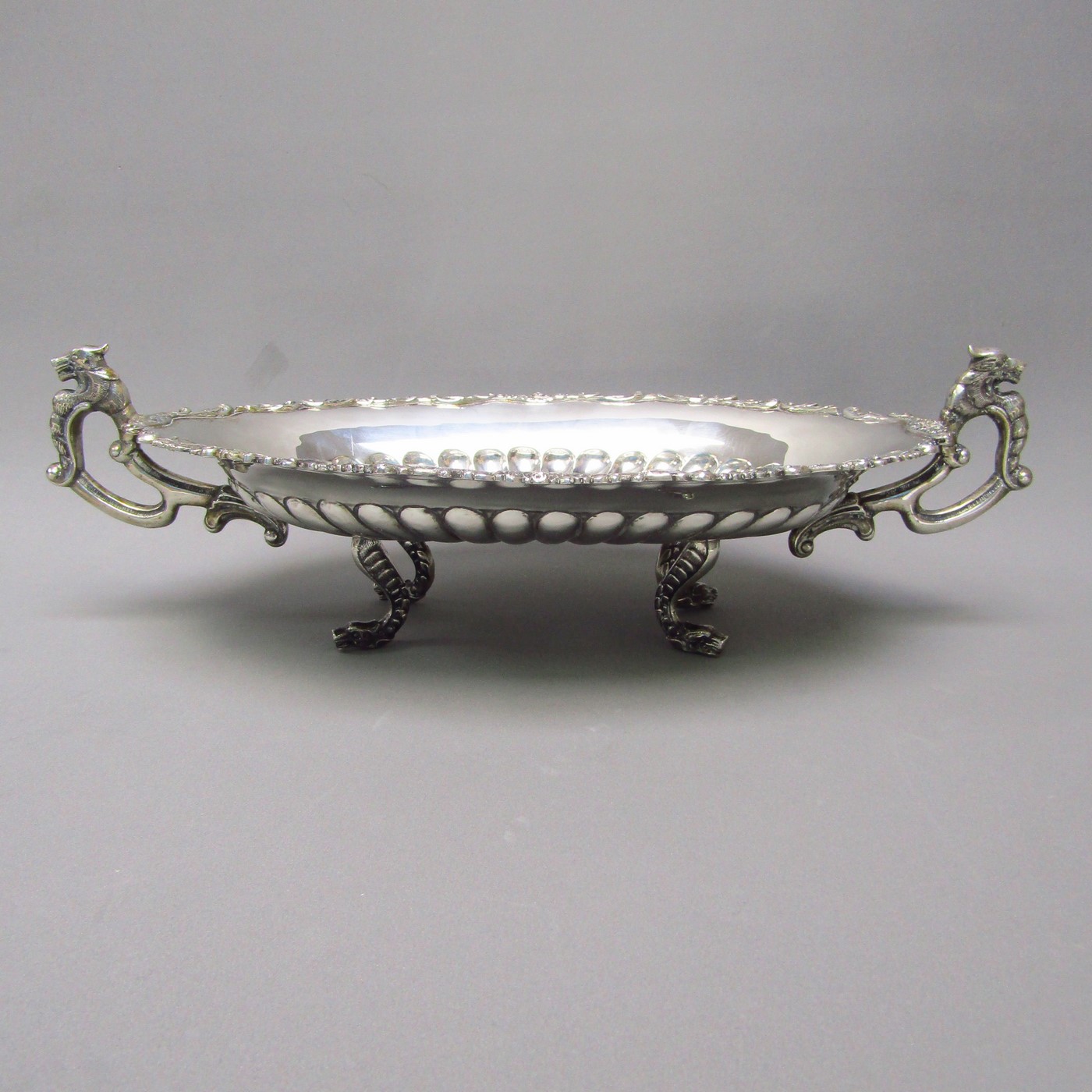 Centro de Mesa Oval en Plata de Ley. España, siglo XX. Centro de Mesa Oval en Plata de Ley. España, siglo XX.