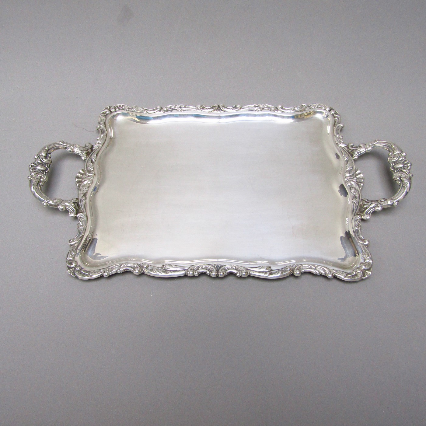 DURÁN. Bandeja rectangular con asas en Plata de Ley. España, siglo XX. DURÁN. Bandeja rectangular con asas en Plata de Ley. España, siglo XX.