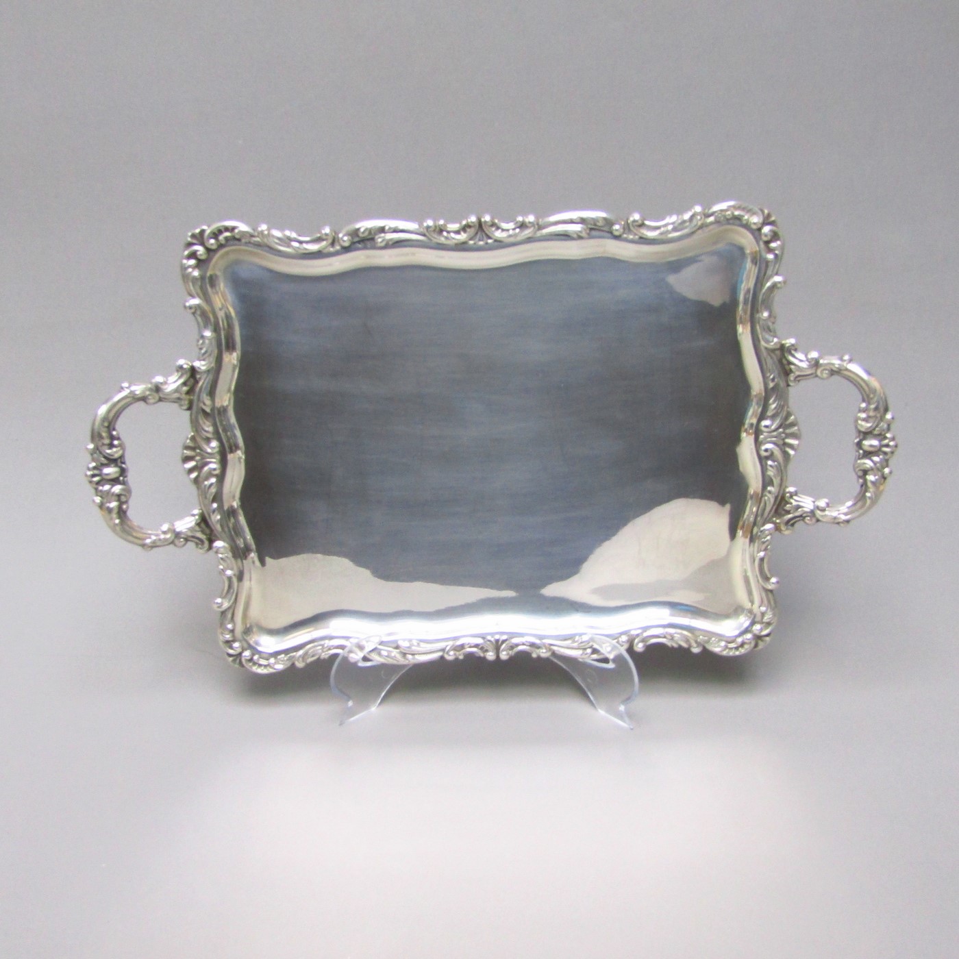 DURÁN. Bandeja rectangular con asas en Plata de Ley. España, siglo XX. DURÁN. Bandeja rectangular con asas en Plata de Ley. España, siglo XX.