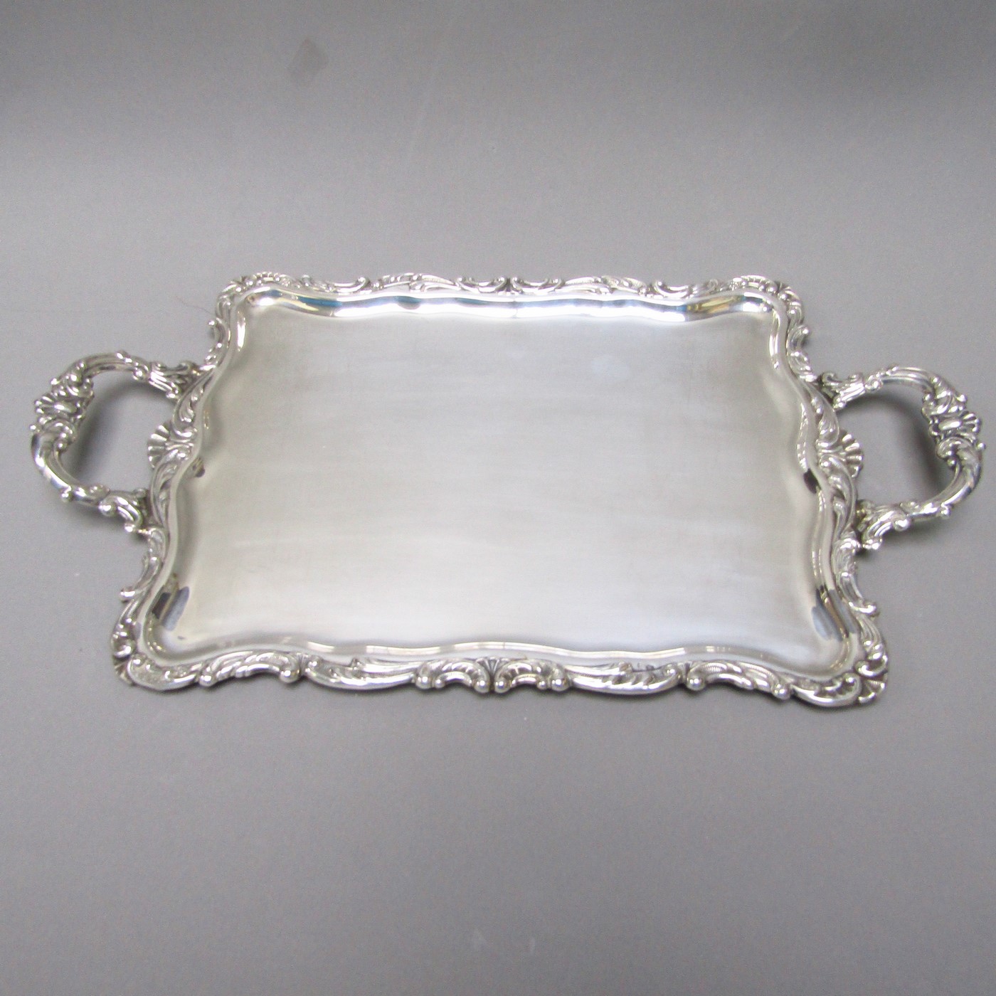 DURÁN. Bandeja rectangular con asas en Plata de Ley. España, siglo XX. DURÁN. Bandeja rectangular con asas en Plata de Ley. España, siglo XX.