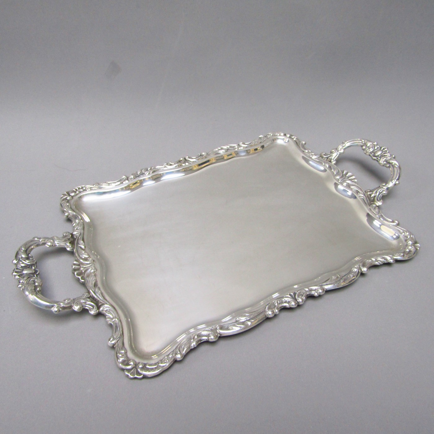 DURÁN. Bandeja rectangular con asas en Plata de Ley. España, siglo XX. DURÁN. Bandeja rectangular con asas en Plata de Ley. España, siglo XX.