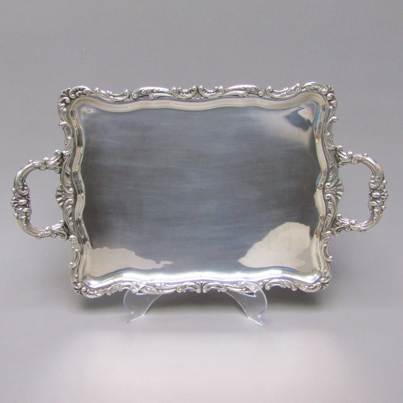 DURÁN. Bandeja rectangular con asas en Plata de Ley. España, siglo XX. DURÁN. Bandeja rectangular con asas en Plata de Ley. España, siglo XX.