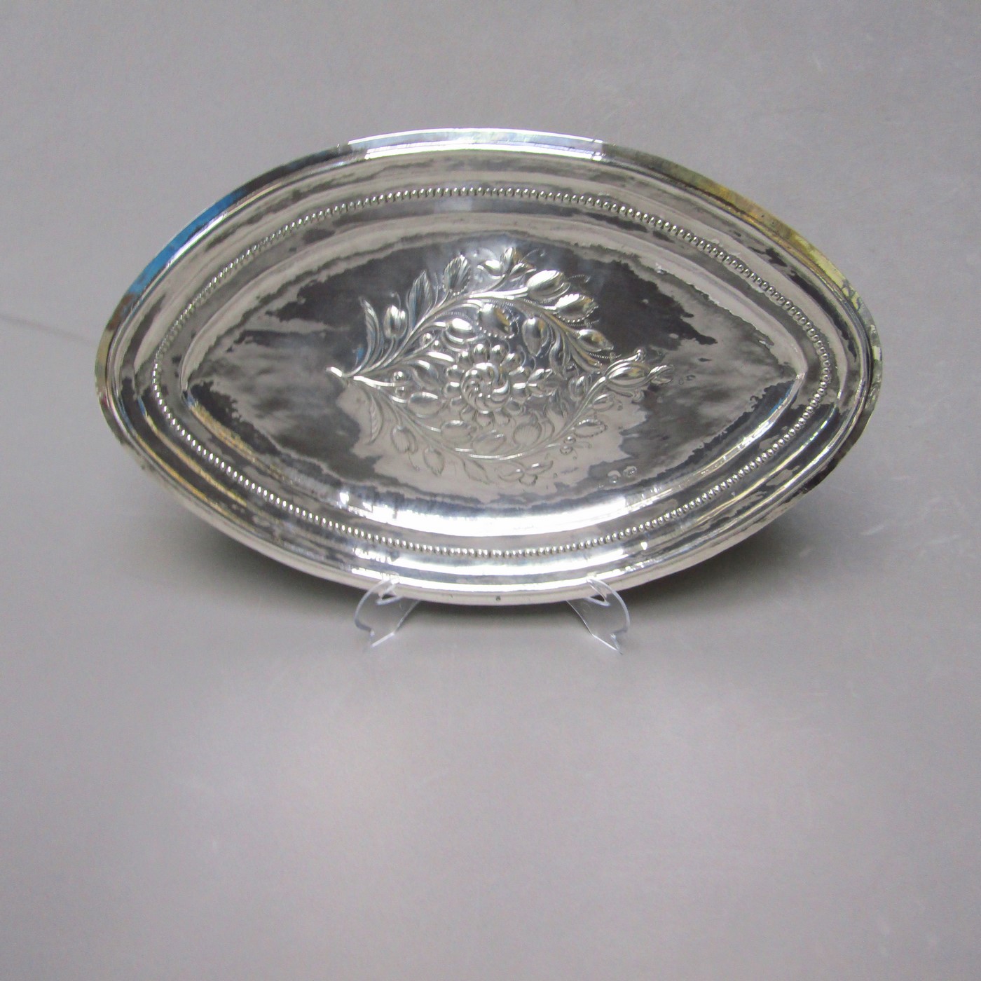 MARCIAL DE LA TORRE Y ANTONIO CASTEJÓN. Bandeja decorativa en Plata de Ley. Córdoba, 1.846. MARCIAL DE LA TORRE Y ANTONIO CASTEJÓN. Bandeja decorativa en Plata de Ley. Córdoba, 1.846.