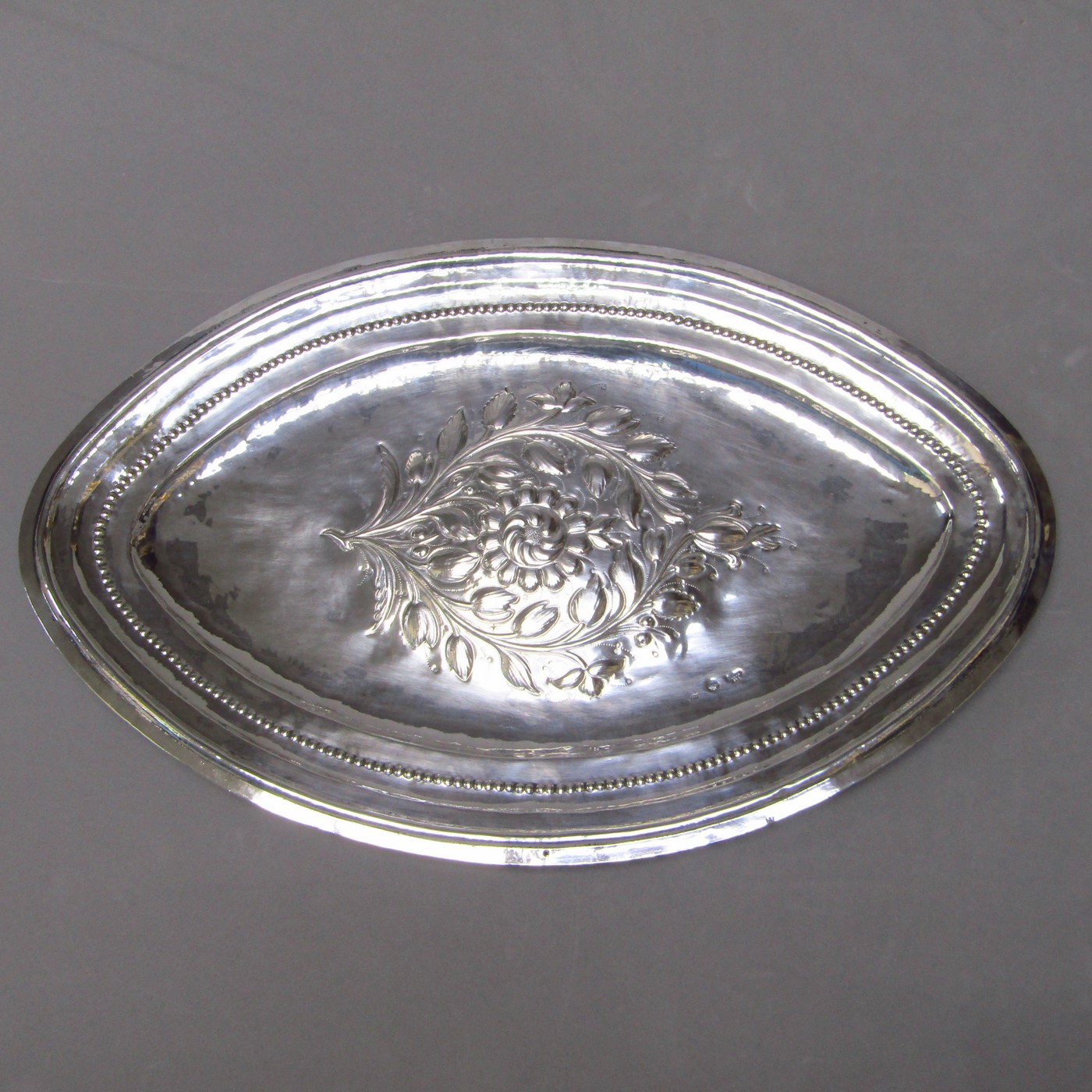 MARCIAL DE LA TORRE Y ANTONIO CASTEJÓN. Bandeja decorativa en Plata de Ley. Córdoba, 1.846. MARCIAL DE LA TORRE Y ANTONIO CASTEJÓN. Bandeja decorativa en Plata de Ley. Córdoba, 1.846.