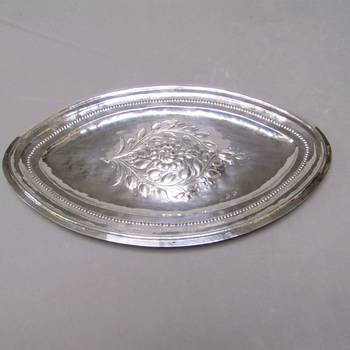 MARCIAL DE LA TORRE Y ANTONIO CASTEJÓN. Bandeja decorativa en Plata de Ley. Córdoba, 1.846. MARCIAL DE LA TORRE Y ANTONIO CASTEJÓN. Bandeja decorativa en Plata de Ley. Córdoba, 1.846.