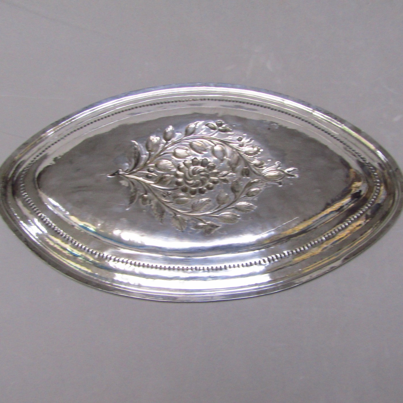 MARCIAL DE LA TORRE Y ANTONIO CASTEJÓN. Bandeja decorativa en Plata de Ley. Córdoba, 1.846. MARCIAL DE LA TORRE Y ANTONIO CASTEJÓN. Bandeja decorativa en Plata de Ley. Córdoba, 1.846.