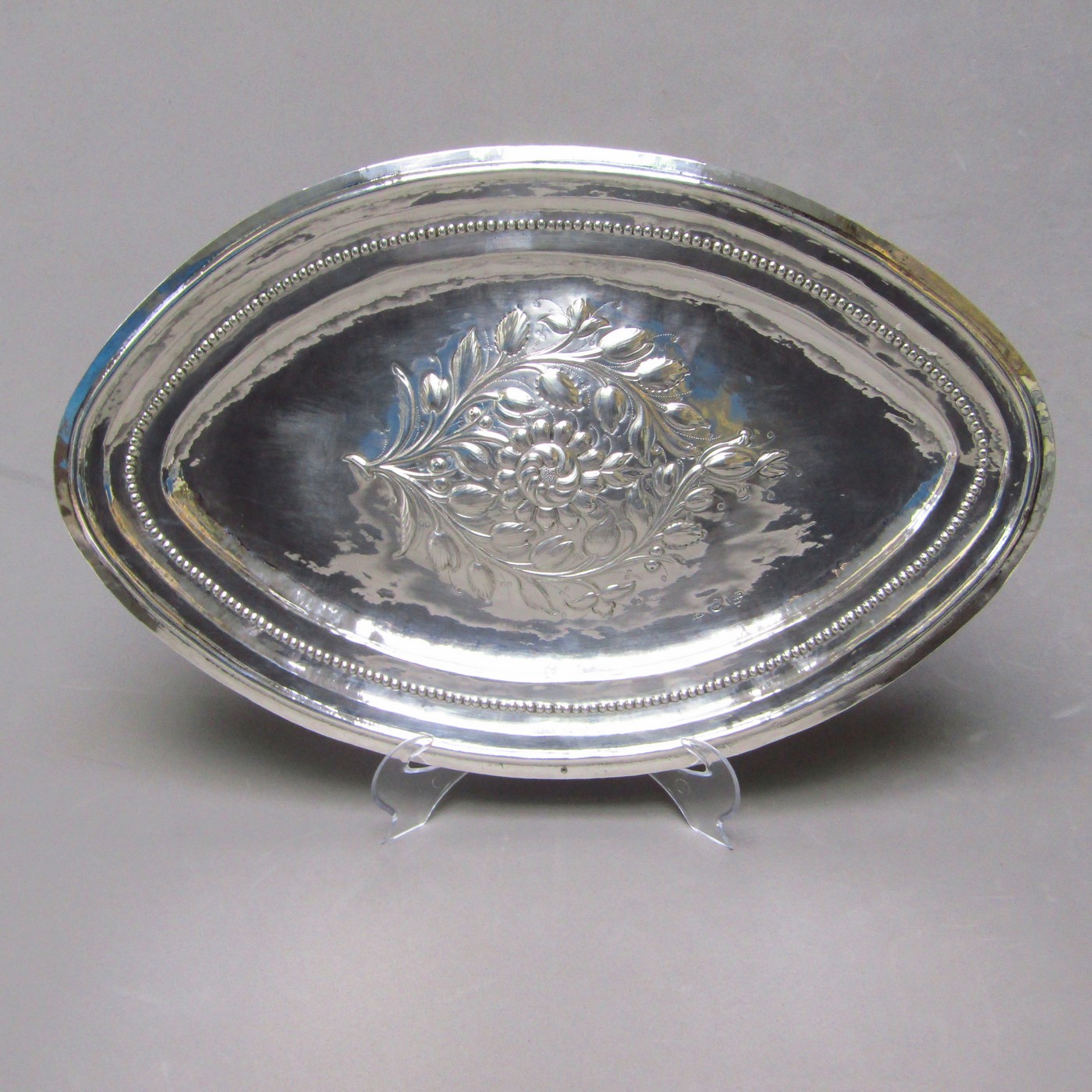 MARCIAL DE LA TORRE Y ANTONIO CASTEJÓN. Bandeja decorativa en Plata de Ley. Córdoba, 1.846. MARCIAL DE LA TORRE Y ANTONIO CASTEJÓN. Bandeja decorativa en Plata de Ley. Córdoba, 1.846.