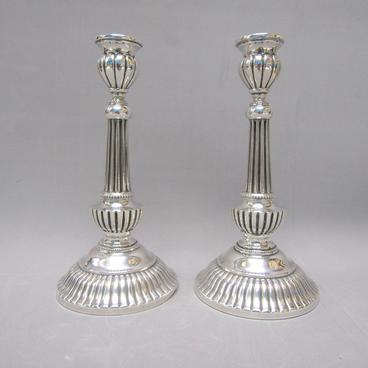 Pareja de candeleros en Plata de Ley. España, siglo XX. Pareja de candeleros en Plata de Ley. España, siglo XX.