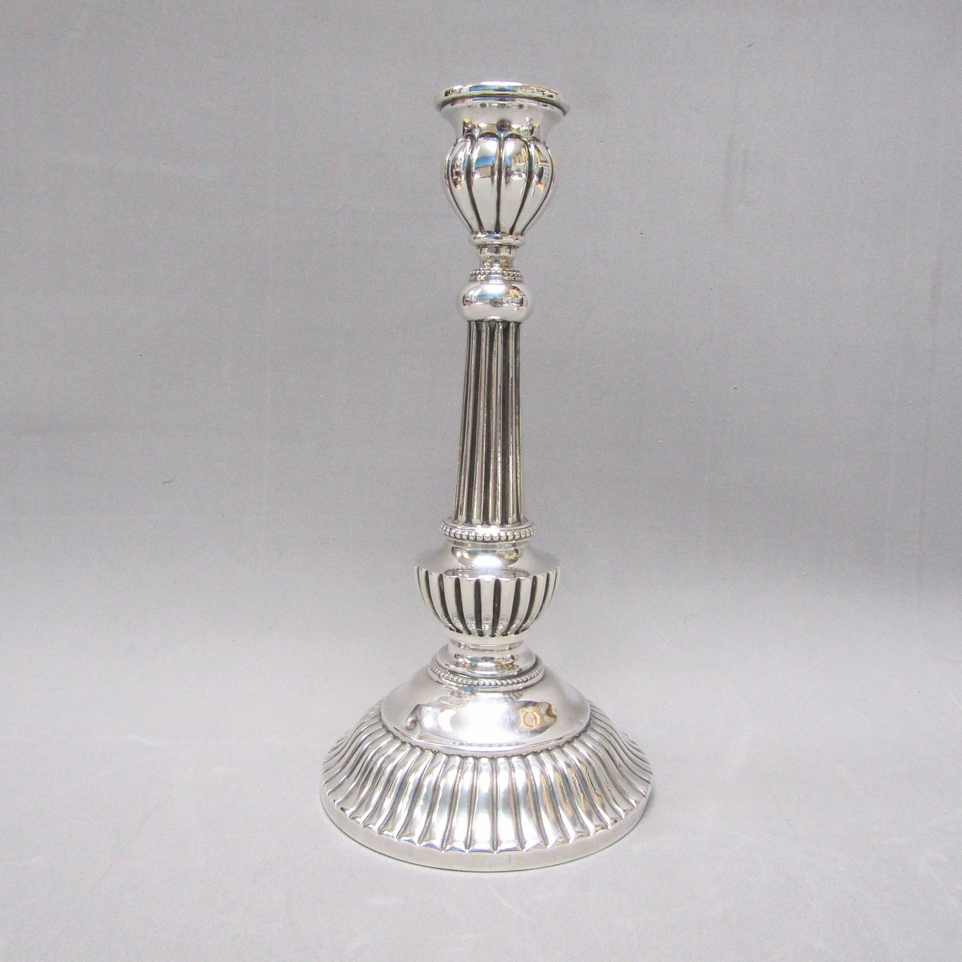 Pareja de candeleros en Plata de Ley. España, siglo XX. Pareja de candeleros en Plata de Ley. España, siglo XX.