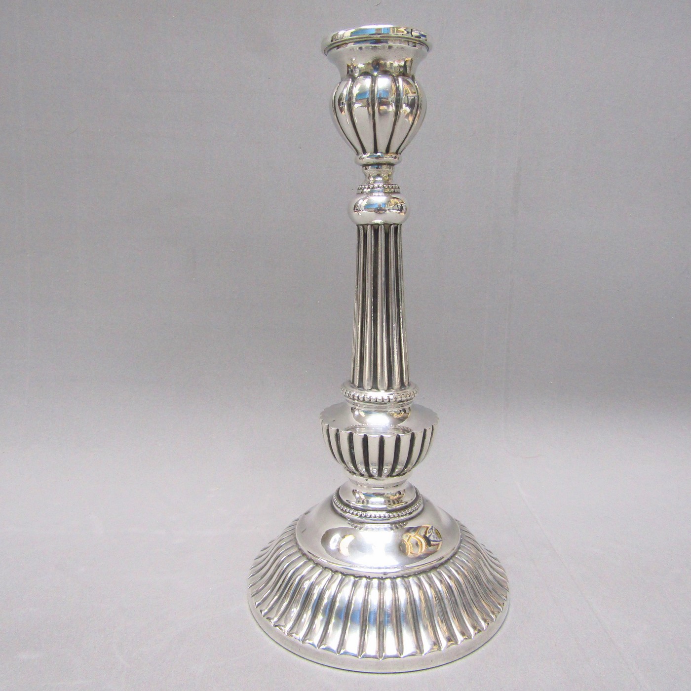Pareja de candeleros en Plata de Ley. España, siglo XX. Pareja de candeleros en Plata de Ley. España, siglo XX.