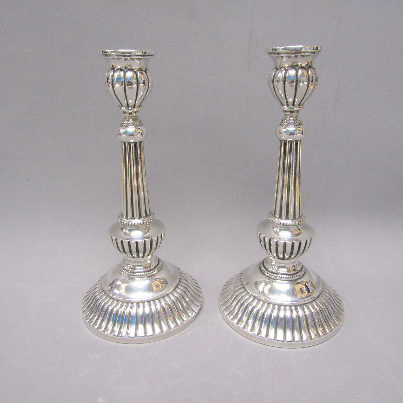 Pareja de candeleros en Plata de Ley. España, siglo XX. Pareja de candeleros en Plata de Ley. España, siglo XX.