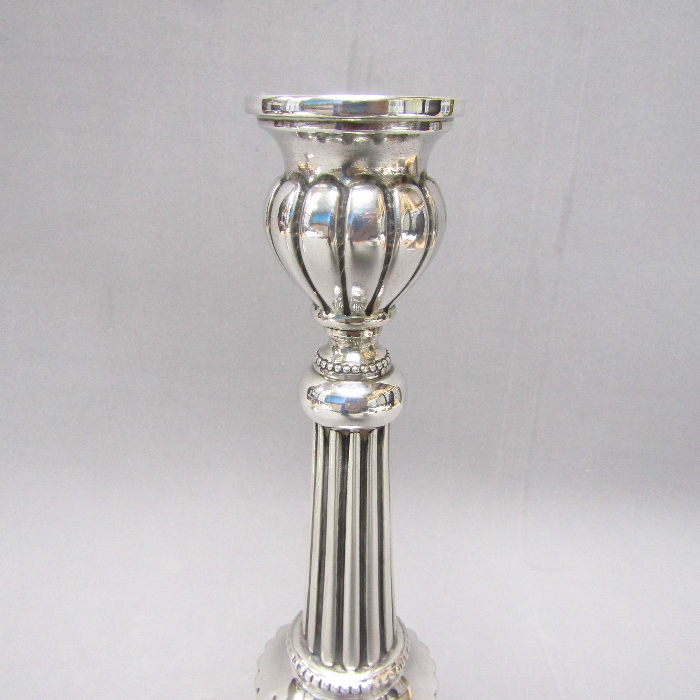 Pareja de candeleros en Plata de Ley. España, siglo XX. Pareja de candeleros en Plata de Ley. España, siglo XX.