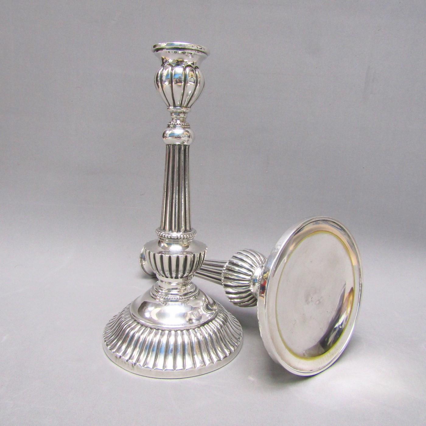Pareja de candeleros en Plata de Ley. España, siglo XX. Pareja de candeleros en Plata de Ley. España, siglo XX.