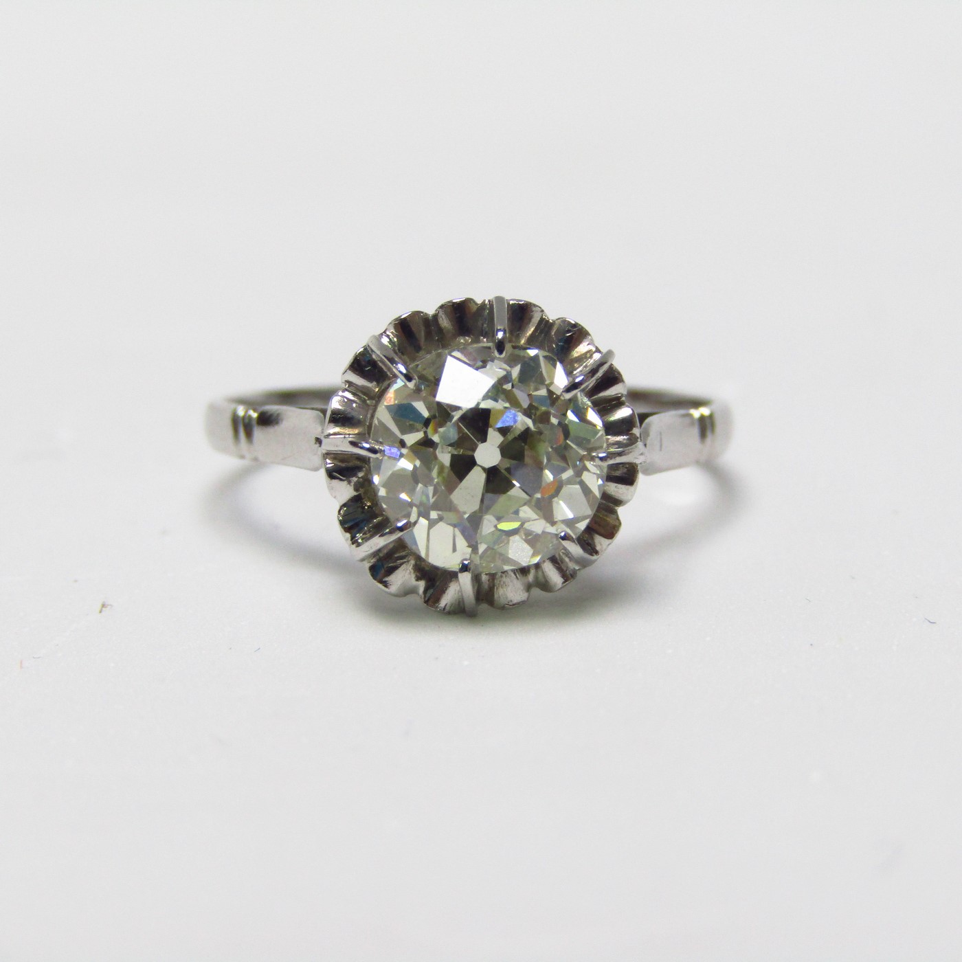 Solitario en Oro Blanco con Diamante Natural Talla Antigua Europea de 1,64 ct. (N-VS2). Certificado IGE. Solitario en Oro Blanco con Diamante Natural Talla Antigua Europea de 1,64 ct. (N-VS2). Certificado IGE.