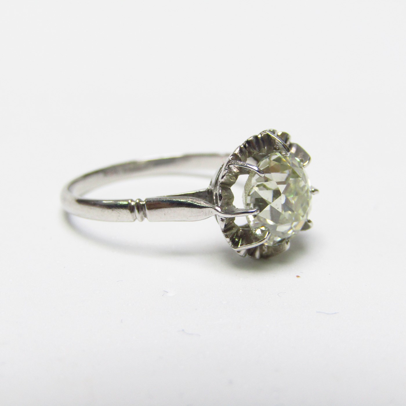 Solitario en Oro Blanco con Diamante Natural Talla Antigua Europea de 1,64 ct. (N-VS2). Certificado IGE. Solitario en Oro Blanco con Diamante Natural Talla Antigua Europea de 1,64 ct. (N-VS2). Certificado IGE.