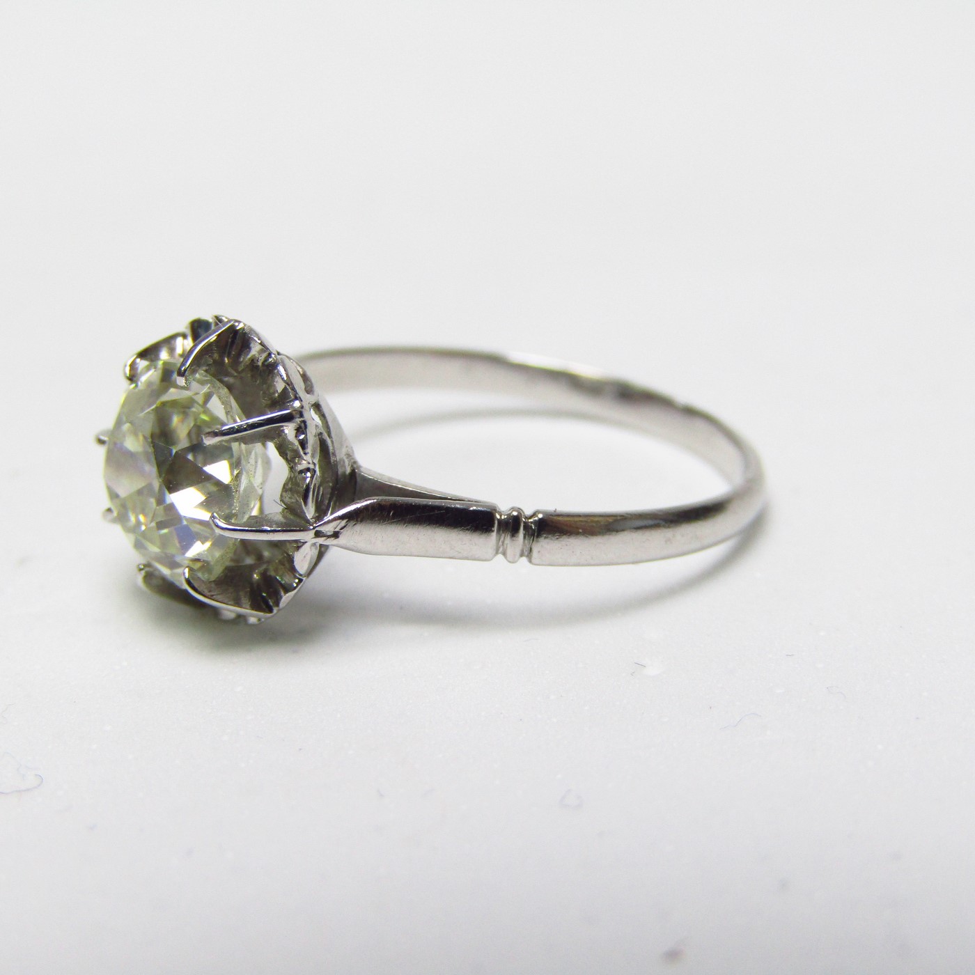 Solitario en Oro Blanco con Diamante Natural Talla Antigua Europea de 1,64 ct. (N-VS2). Certificado IGE. Solitario en Oro Blanco con Diamante Natural Talla Antigua Europea de 1,64 ct. (N-VS2). Certificado IGE.