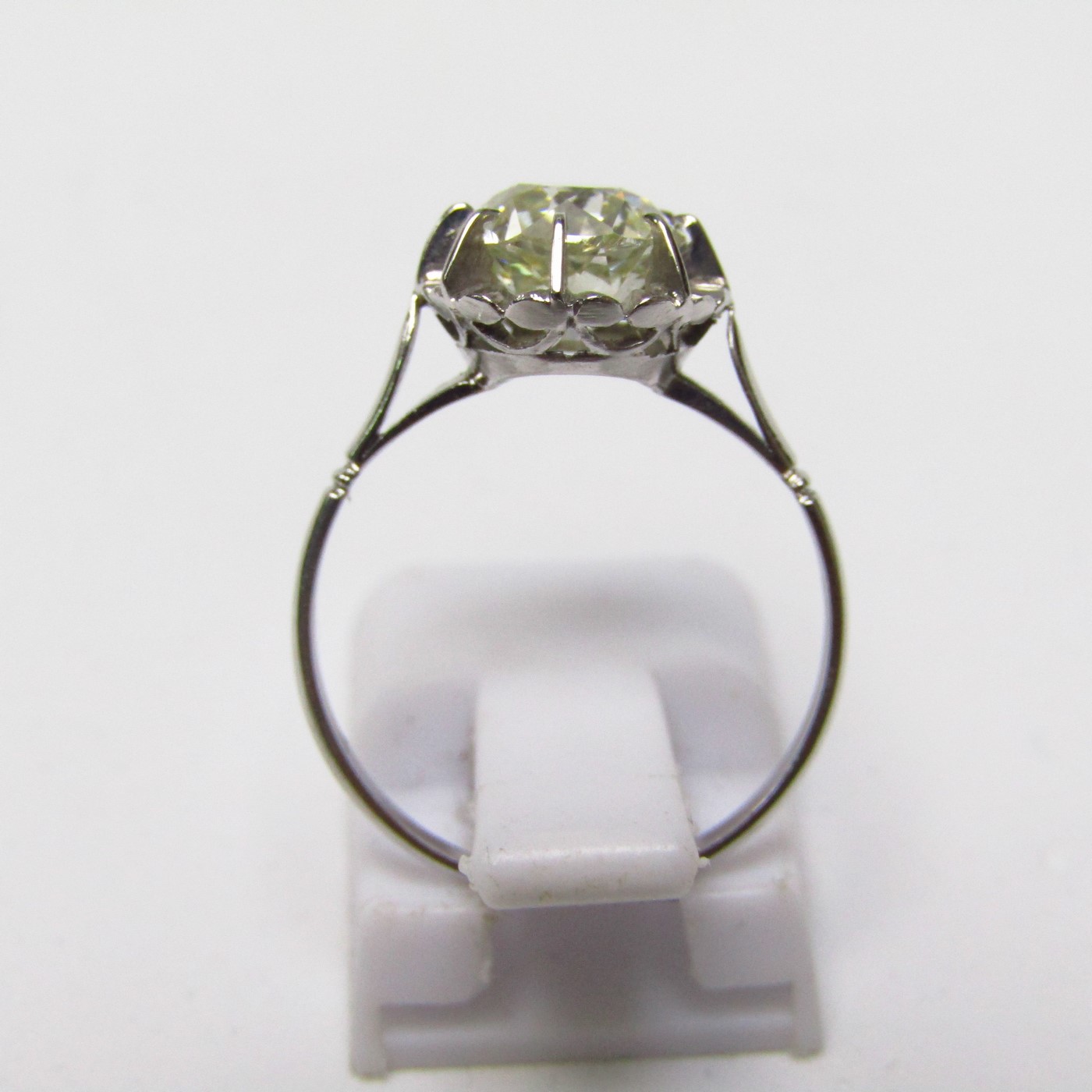 Solitario en Oro Blanco con Diamante Natural Talla Antigua Europea de 1,64 ct. (N-VS2). Certificado IGE. Solitario en Oro Blanco con Diamante Natural Talla Antigua Europea de 1,64 ct. (N-VS2). Certificado IGE.