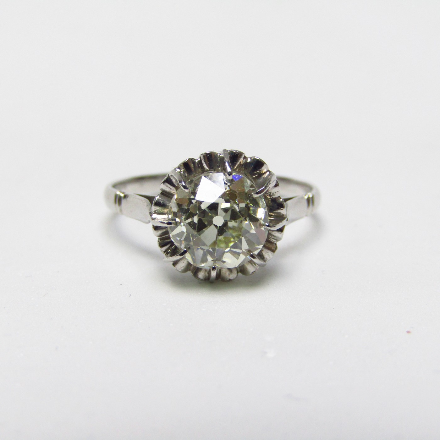Solitario en Oro Blanco con Diamante Natural Talla Antigua Europea de 1,64 ct. (N-VS2). Certificado IGE. Solitario en Oro Blanco con Diamante Natural Talla Antigua Europea de 1,64 ct. (N-VS2). Certificado IGE.