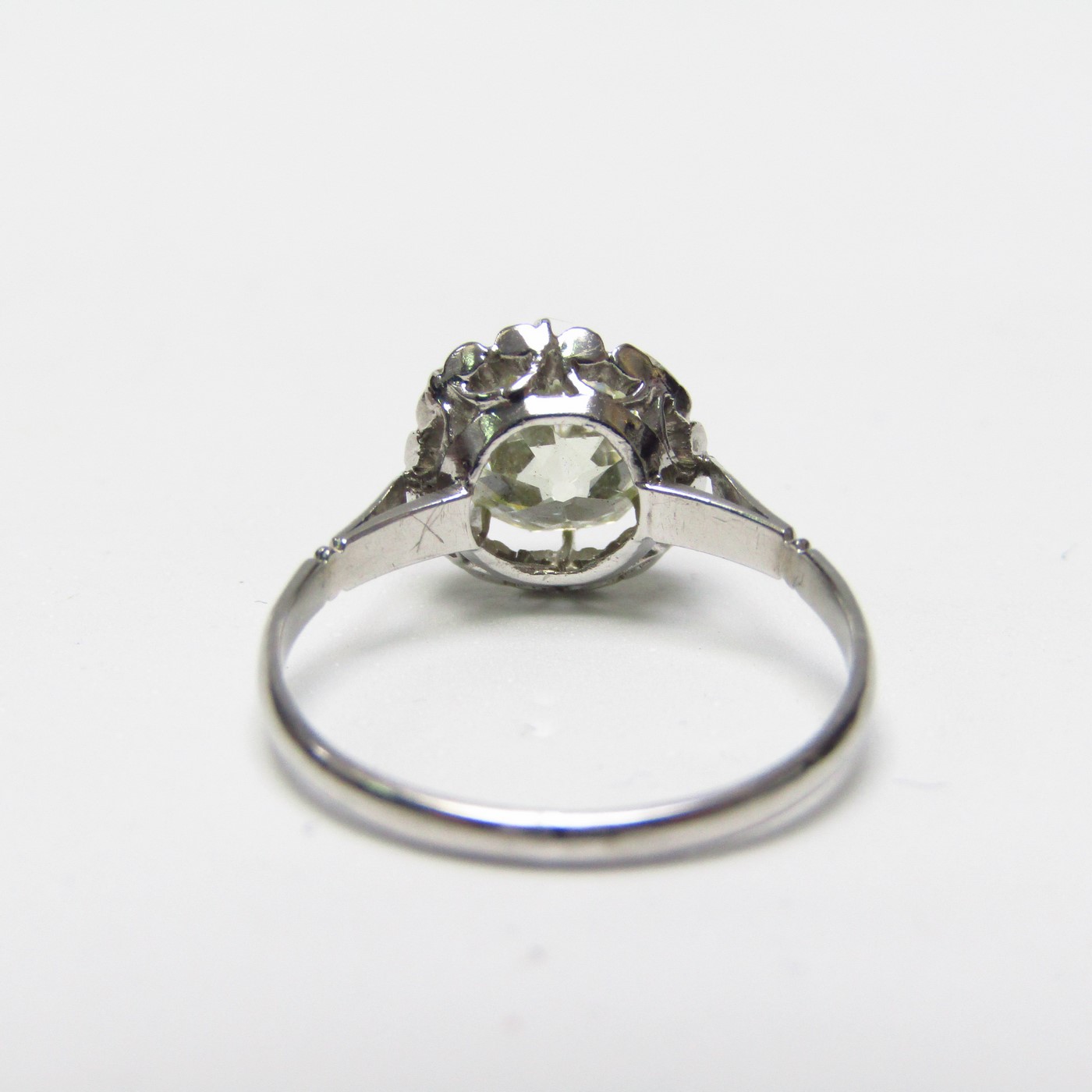 Solitario en Oro Blanco con Diamante Natural Talla Antigua Europea de 1,64 ct. (N-VS2). Certificado IGE. Solitario en Oro Blanco con Diamante Natural Talla Antigua Europea de 1,64 ct. (N-VS2). Certificado IGE.