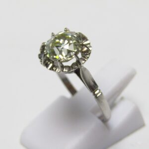 Solitario en Oro Blanco con Diamante Natural Talla Antigua Europea de 1,64 ct. (N-VS2). Certificado IGE.