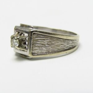 Solitario en Oro Blanco con Diamante Natural, talla Brillante de 0,20 ct. (G-VS1).