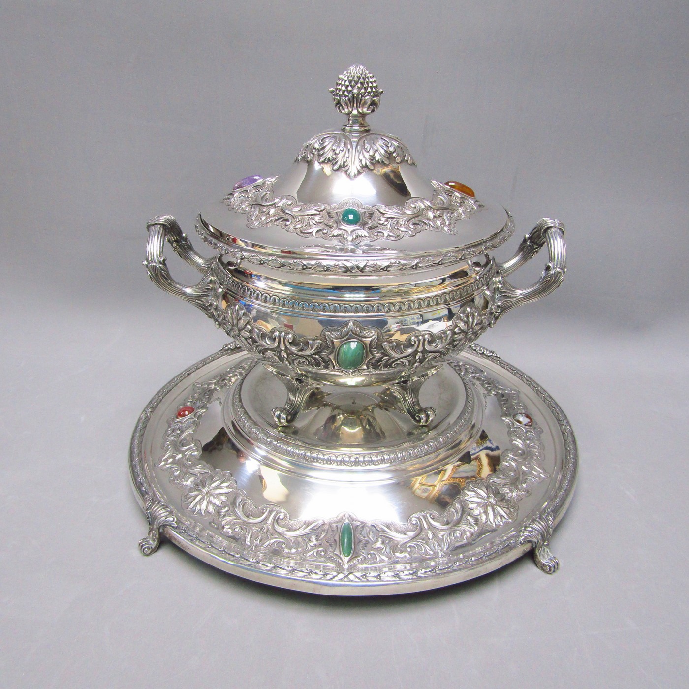 Sopera con tapa y fuente en Plata de Ley. Portugal, Siglo XX. Sopera con tapa y fuente en Plata de Ley. Portugal, Siglo XX.
