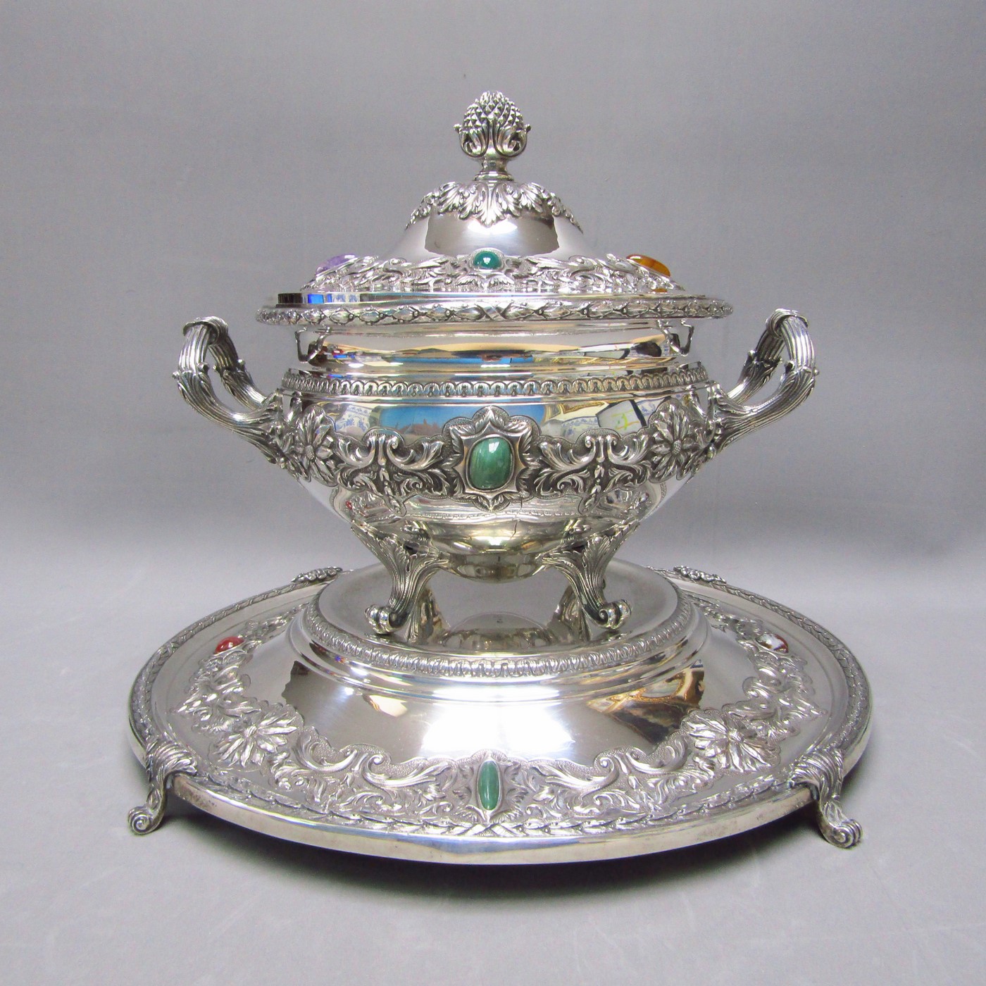 Sopera con tapa y fuente en Plata de Ley. Portugal, Siglo XX. Sopera con tapa y fuente en Plata de Ley. Portugal, Siglo XX.