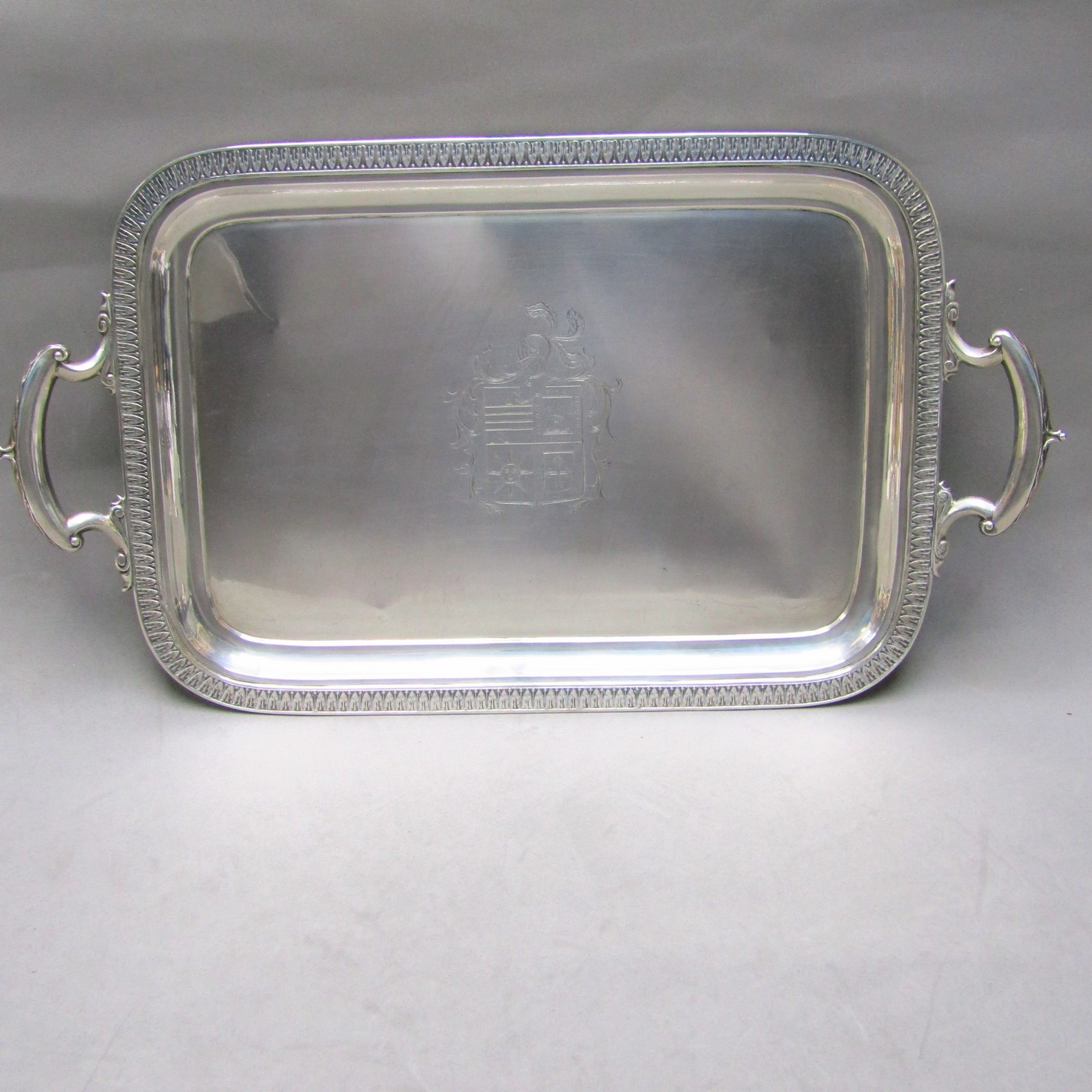Bandeja con asas rectangular de plata de Ley, Alemania, siglo XIX Bandeja con asas rectangular de plata de Ley, Alemania, siglo XIX