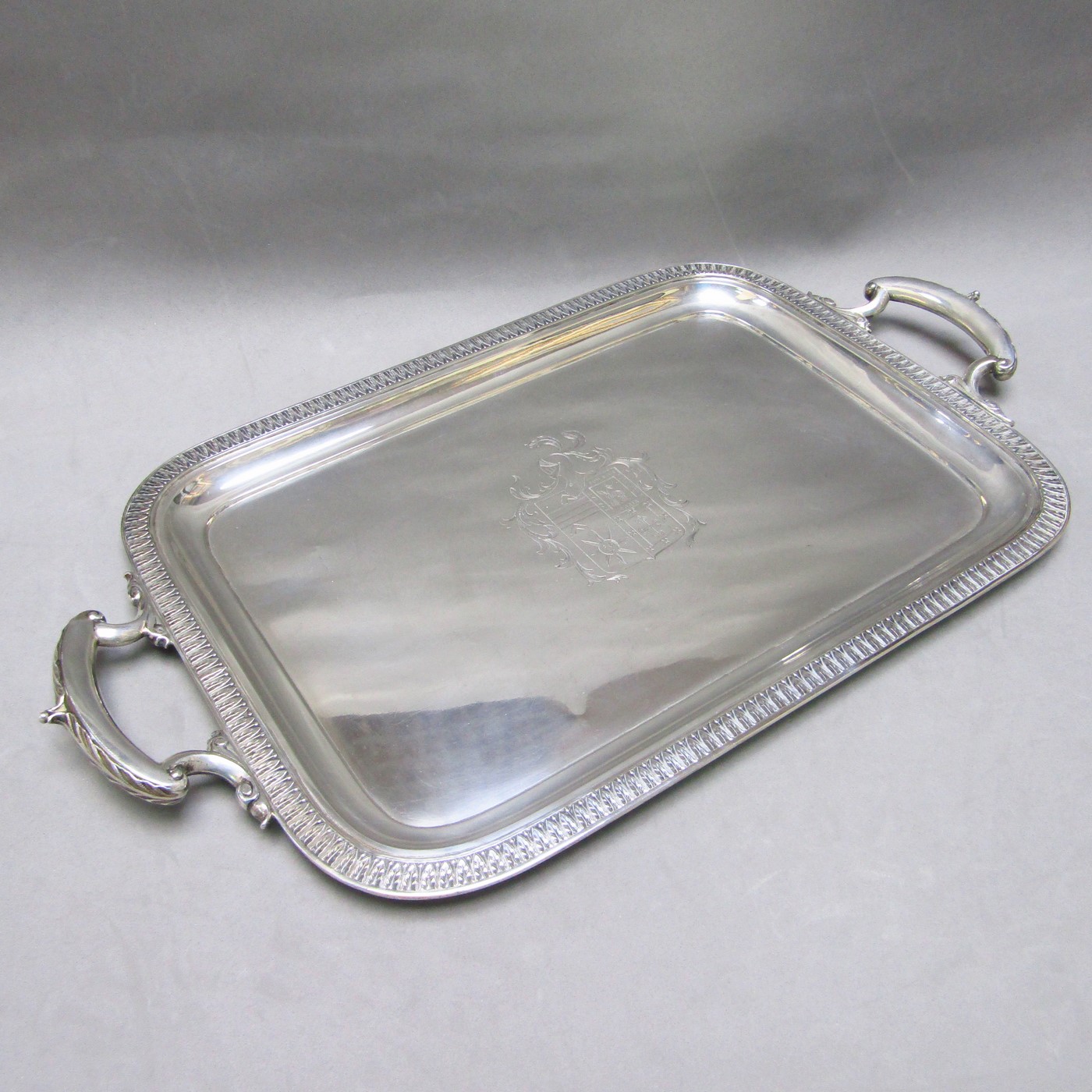 Bandeja con asas rectangular de plata de Ley, Alemania, siglo XIX Bandeja con asas rectangular de plata de Ley, Alemania, siglo XIX