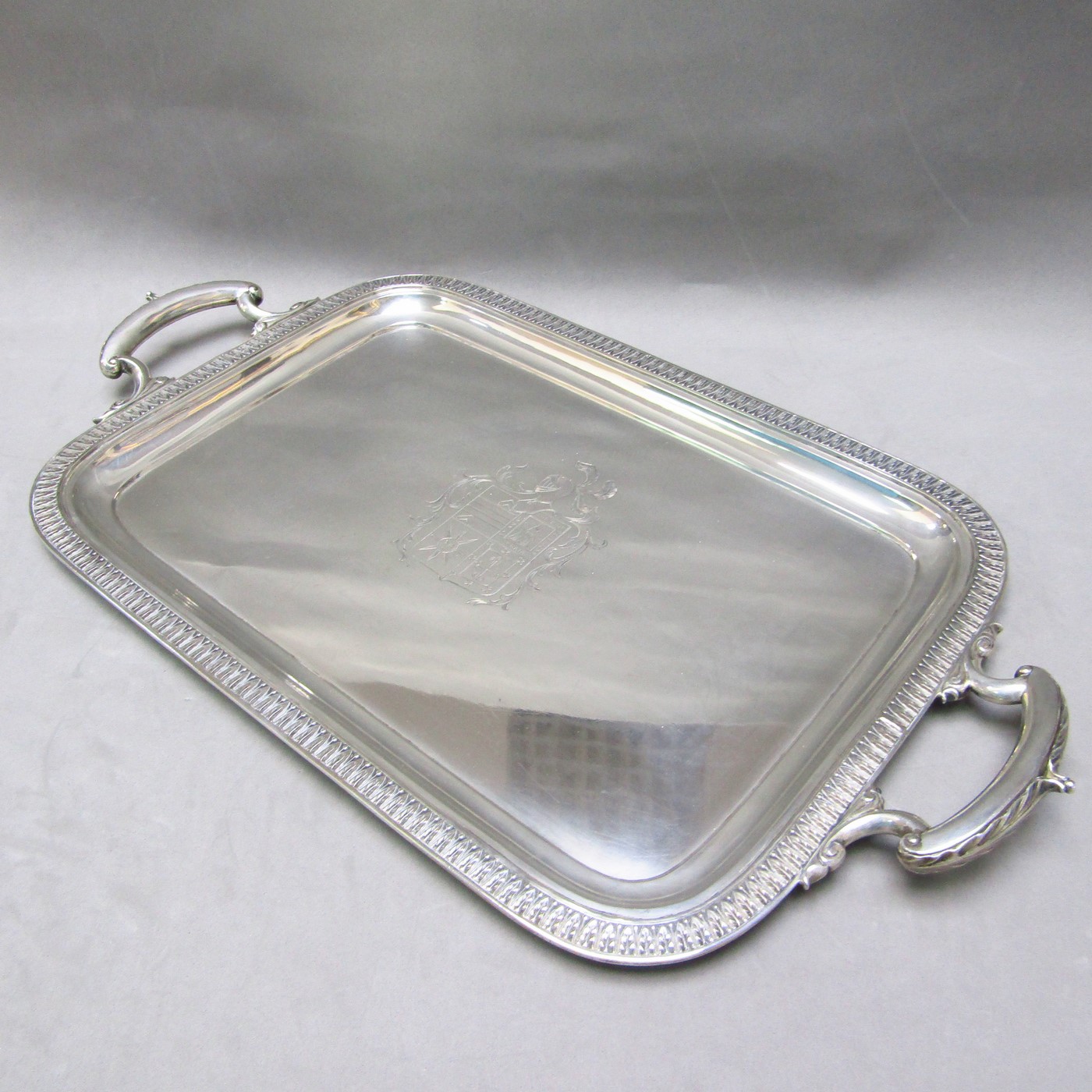Bandeja con asas rectangular de plata de Ley, Alemania, siglo XIX Bandeja con asas rectangular de plata de Ley, Alemania, siglo XIX