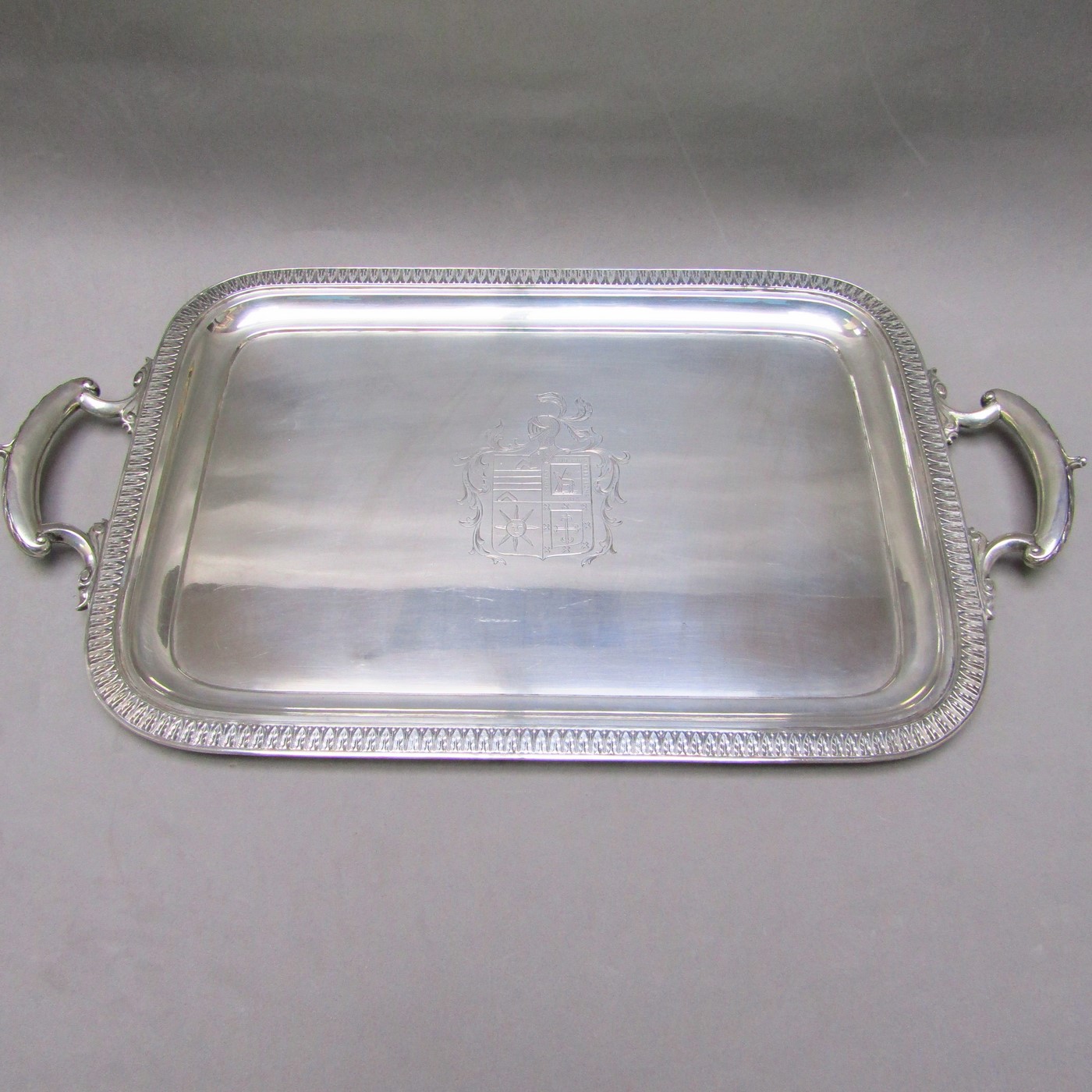 Bandeja con asas rectangular de plata de Ley, Alemania, siglo XIX Bandeja con asas rectangular de plata de Ley, Alemania, siglo XIX