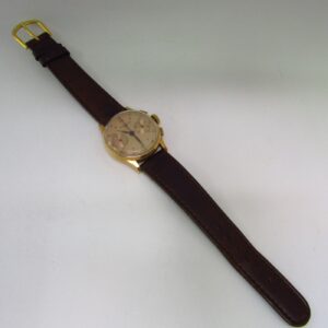 BAUME AND MERCIER (GENEVE). Reloj Cronógrafo de pulsera para caballero. Oro 18k. Suiza, ca. 1950
