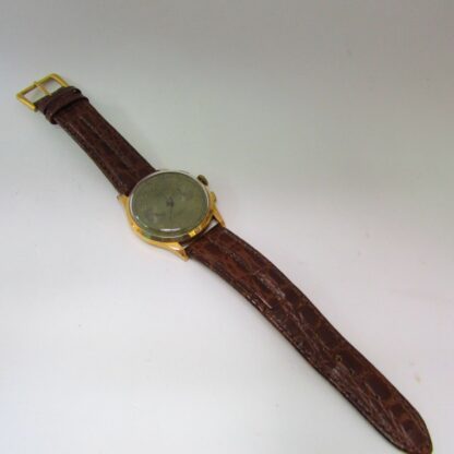 CHRONOGRAPHE SUISSE. Montre-bracelet chronographe. Or 18 carats. Vers 1950