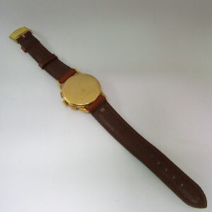 Chronographe Suisse. Reloj Cronógrafo de pulsera para hombre. Ca. 1940. Oro 18k.