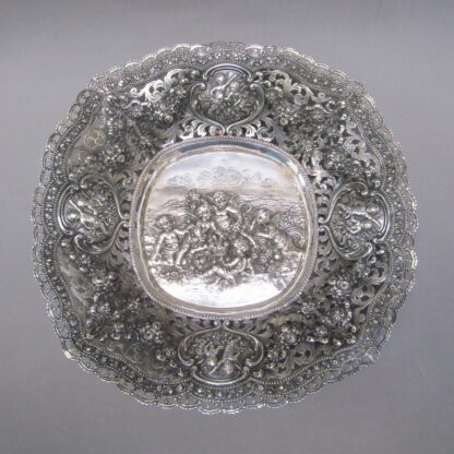 DIONYS GARCIA. Magnificent handmade centerpiece in sterling silver. Spain, 1920.