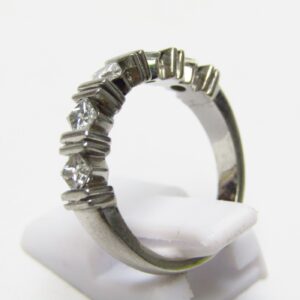 Sortija en Platino con Cinco Diamantes Talla Princesa, 0,60 ct. (G-H/VS1-VS2)