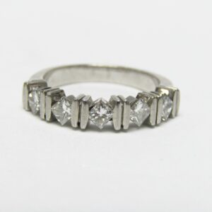 Sortija en Platino con Cinco Diamantes Talla Princesa, 0,60 ct. (G-H/VS1-VS2)