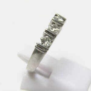 Sortija en Platino con Cinco Diamantes Talla Princesa, 0,60 ct. (G-H/VS1-VS2)